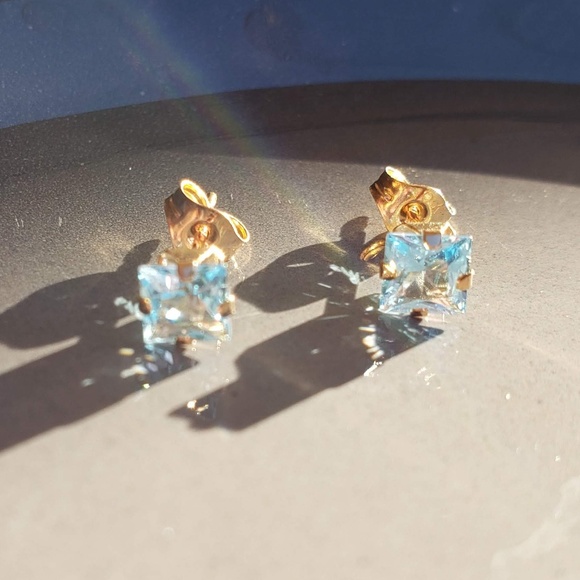 14K Yellow Gold Blue Topaz Stud Earrings - Picture 1 of 3